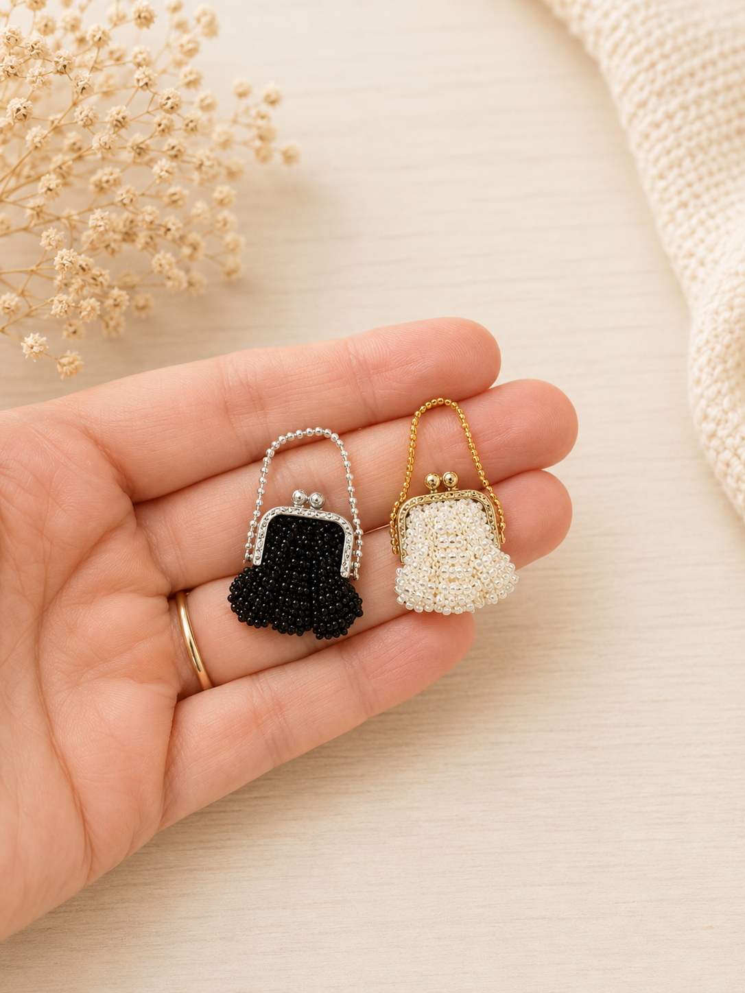 Handmade dollhouse miniature vintage bead handbag in white and black  – 1:12 scale silk & seed bead accessory